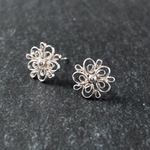 透かしの花の一輪ピアス・イヤリング