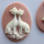 ★再入荷★　2匹のキャット　カメオ風カボション　サーモンピンク×ホワイト　3点　アクセサリー材料