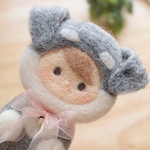 ふわふわの小さな友達：シュナウザーブローチ