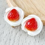 甘酸っぱいいちごとふんわり生クリームのミニチュアイヤリング／ピアス〈フェイクスイーツ〉