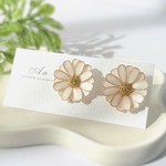 春を彩るマーガレットのピアス／イヤリング　ディップアート　上品　春のお出かけお花アクセサリー　耳飾り　白い花