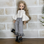 NO,626リカちゃん服  白いボタニカル模様　ふんわり袖のブラウス　グレー　裾フリルのオシャレパンツ　春のお出かけコーデ　リアルクローズ