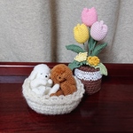 ご注文品☆あみぐるみ おねんねトイプードル(白・茶)とニットフラワー(チューリップ&タンポポ)