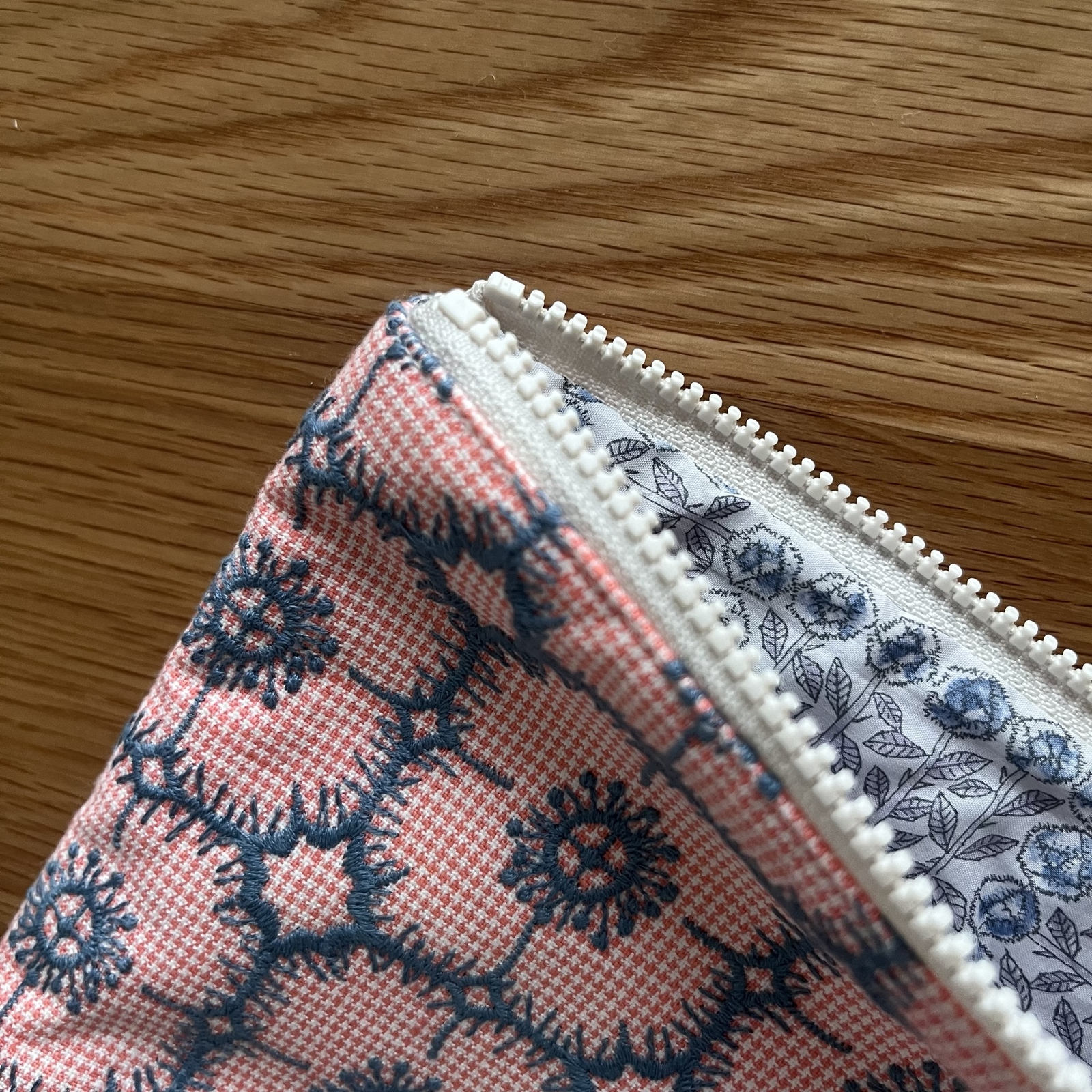 mina perhonen anemoneマルチポーチ ピンク ミナペルホネン の刺繍生地