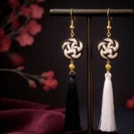 梅結びとタッセルのピアス(イヤリング)（一部色オーダー可）【チャイナ】【和ゴスロリ】【水引【卒業式】【着物】【袴】【成人式】【浴衣】【和風】】