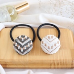 【選べる2カラー】エスニック風刺繍のくるみボタンヘアゴム（ブラック／ベージュ）