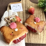 KUMA大きめ苺ジャムパイcharm🍓🧸