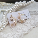 【パステルピンク/イエロー】パールとお花のアシンメトリーフープイヤリング/ピアス◌˳ゴールドベース 非対称　パステルピンク　パステルカラー　お花モチーフ　桜モチーフ　パールアクセサリー