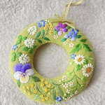 フェルトと刺繍の春待ちリース　3