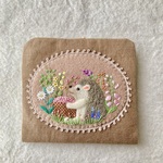 リネンと刺繍の野の花とハリネズミのカードケース　ソーイングケース