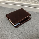 試作品価格｜大容量 オイルコードバン 二つ折り財布（8.5×9.5cm）ダークブラウン×白ステッチ 経年変化・手縫い