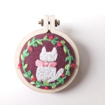 刺繍枠ブローチ｜ねこと木の実リース｜ナチュラルな可愛さ