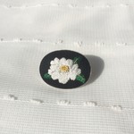 椿の刺繍の帯留め（白・楕円形）