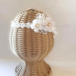つまみ細工 ベビーヘアバンド｜下がり付き｜新生児 お宮参り お食い初め 初節句 誕生日｜淡結 − 花雫 −（ピンクラメ×ホワイト）