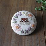 秋の花のリースとりすさん　刺繍ブローチ