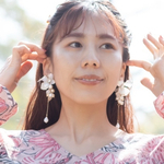 顔色トーンアップ  ブライダルアクセサリー　イヤリング　ウェディング 結婚式　ピアス　アメリカンフラワー　大ぶり　お花　白　パール　ゴールド　前撮り　フォトウェディング　セレモニー　ゲスト 普段使い