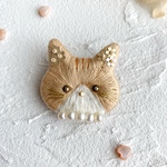 ハチワレトラ猫の刺繍ブローチ(ベージュ)