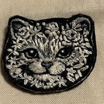 モノクロ猫 花刺繍ブローチ アンティーク調 大人可愛い ハンドメイド 一点物