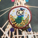 猫刺繍ブローチ　倖せの青い鳥見つけました