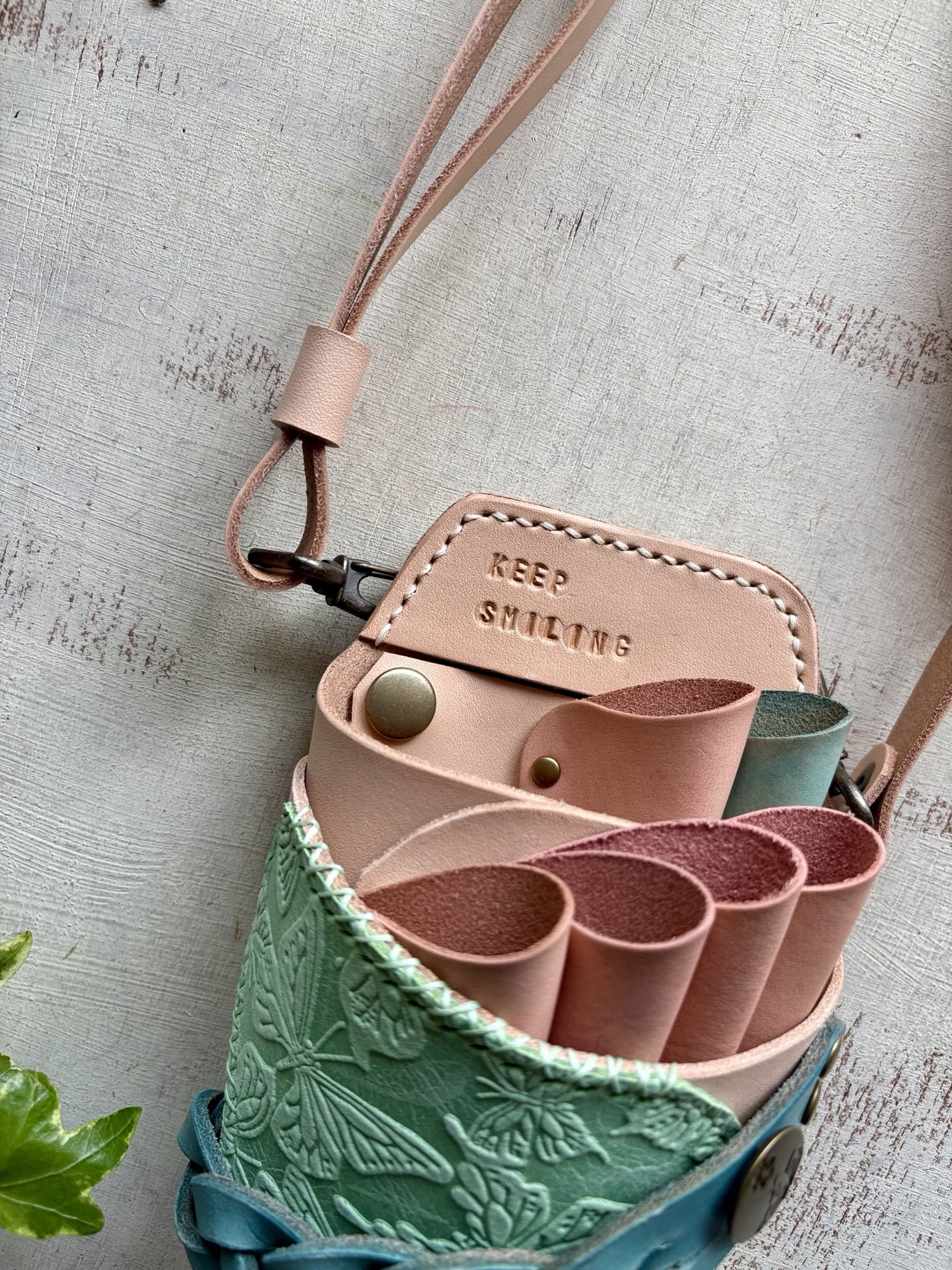 ヌメ革ナチュラル、蝶型押しミントのシザーケース - coocs works