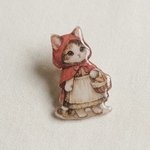 赤ずきん猫ブローチ｜森へ向かう小さな少女