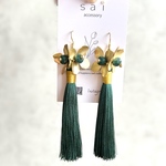 グリーン　緑　マット　ゴールド　金　フラワー　花　タッセル　揺れる　ピアス　イヤリング　大ぶり　ロング　長い　サージカルステンレス　樹脂　ブライダル　結婚式　花嫁　ウェディング　大人可愛い　パール　白