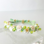 【受注製作】ホワイトクリームのお花＊大粒の葉っぱ＊花かんむりブレスレット＊春色＊フラワーミサンガ＊刺繍糸＊ビーズ＊白
