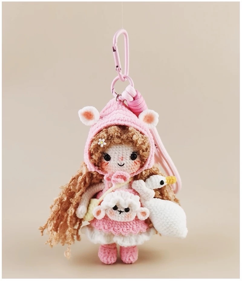 毛糸 手作り 編みぐるみ キーホルダー バッグチャーム 誕生日プレゼント【ガチョウを抱っこしている妹｜子羊の服】1体