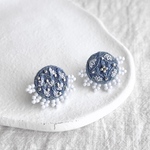 小さなフリルがさり気なく甘い、お花の刺繍ピアス / frill -dungaree- / pierce,earring