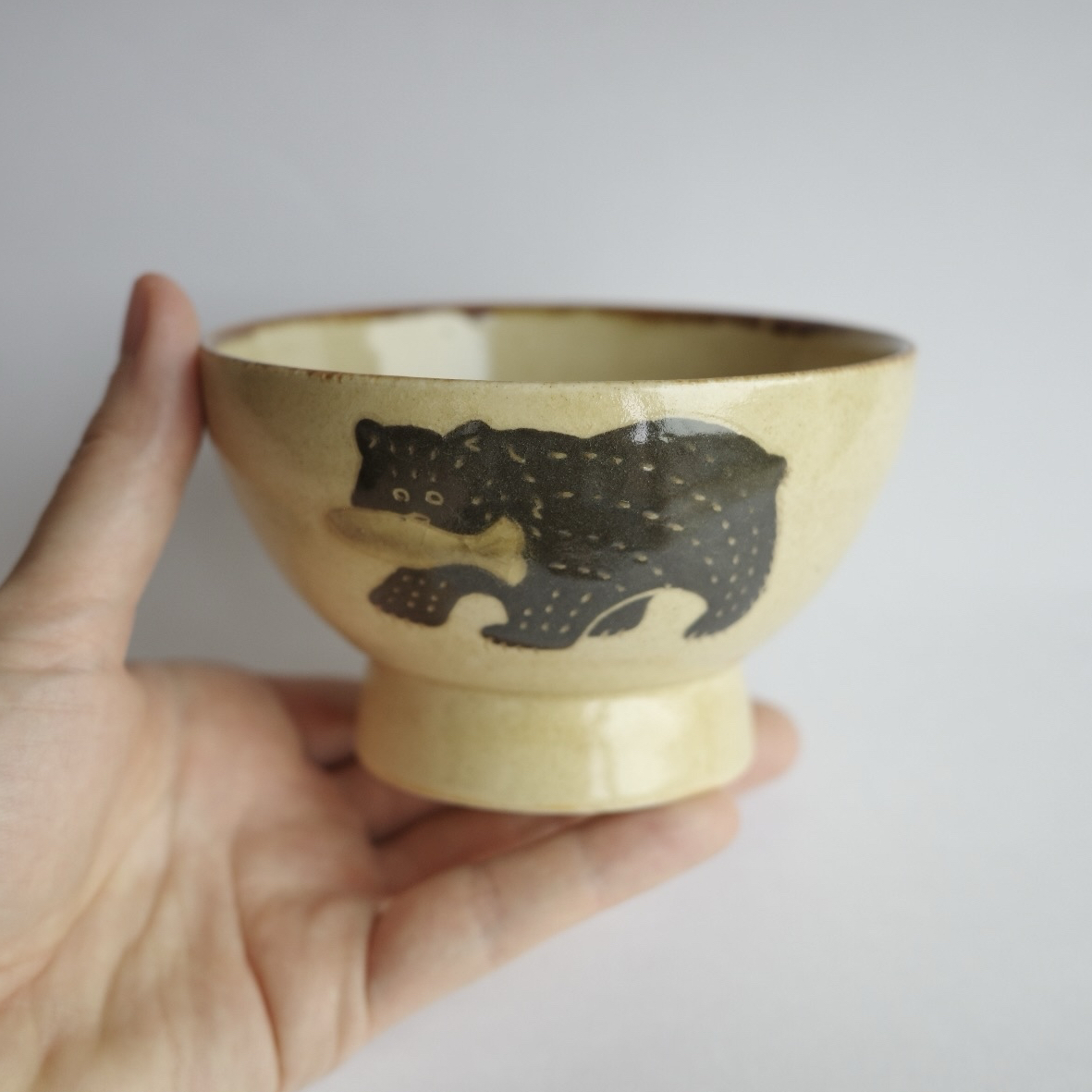 再販予定】熊と鮭のマグカップ（ホワイト） コーヒーカップ / 陶器