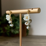 アイボリーの花が揺れるピアス✽マットカラー