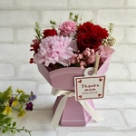 【早期割引】母の日　カーネーション　そのまま飾ることができる花束　プリザーブドフラワーのスタンディングブーケ　水換え不要で便利です（ピンク）