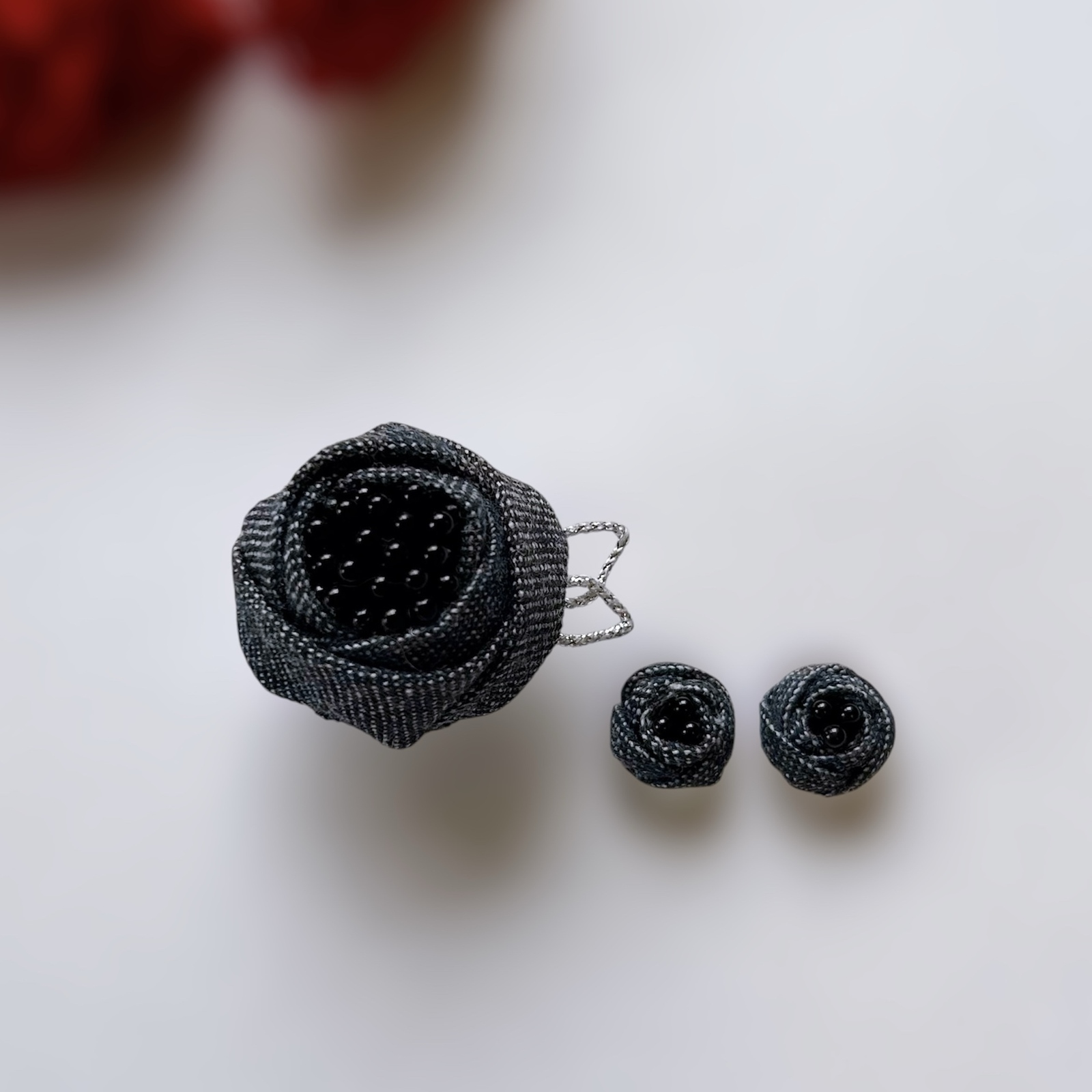 母の日ギフト ｜大人カラーの椿｜つまみ細工お花のブローチ・耳飾りアクセサリー 5,460円