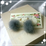 ふわふわファーのフープピアス　グレー