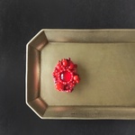 小さなオーバル型ビーズ刺繍ブローチ　レッド