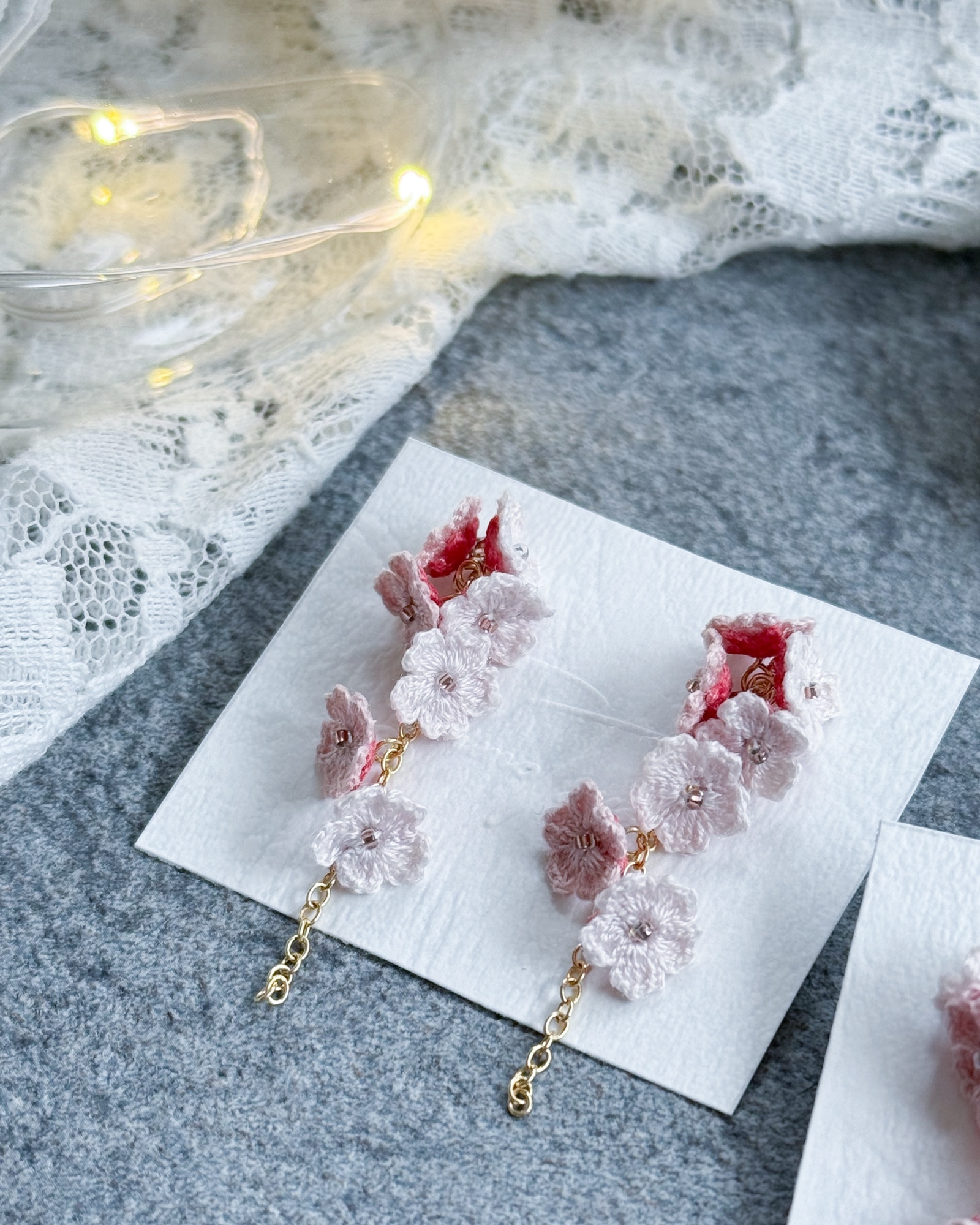 刺繍糸の小花×淡水パール】クリスマス気分なピアス/イヤリング - SHIMO 