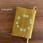 カモミール刺繍のブックカバー
