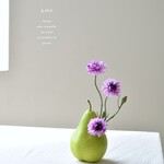 洋ナシ＋コーンフラワー！？ ペアーと矢車草　アーティフィシャルフラワー　咲き続けるフラワーインテリア