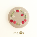 苺のリース  刺繍くるみボタン(選べるスマホグリップ/ブローチ/ヘアゴム/キーホルダー)