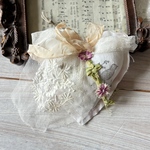 antique＆lace*手刺繍*ラベンダーサシェ*木馬テープ*ハート*アンティークレース* ピンクッション*アンティーク素材