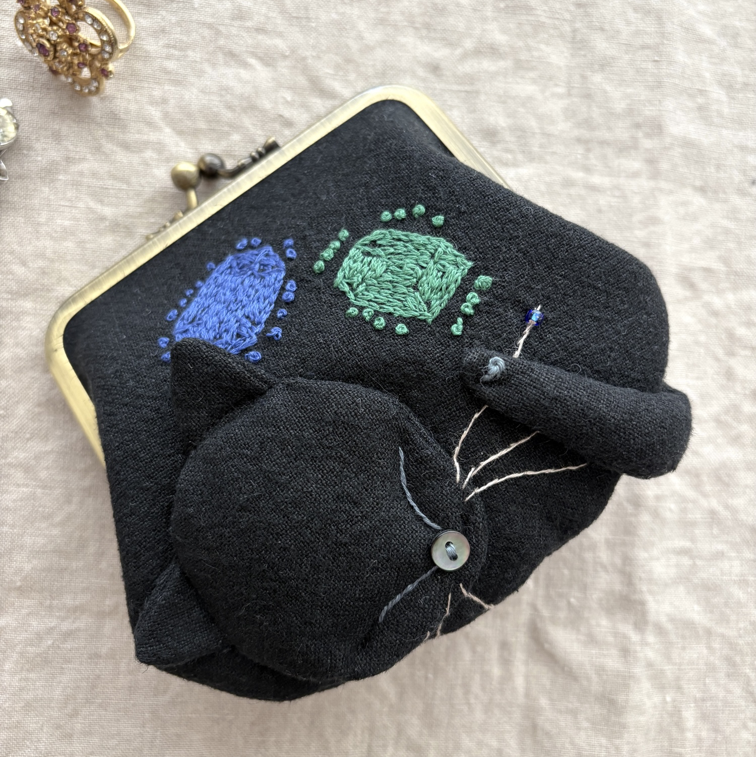 手刺繍 ハンドメイド がま口 黒猫 スズラン ポーチ ベルギーリネン