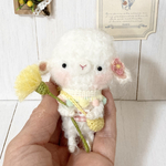 (高さ9㎝)春がきた！タンポポを持つ小さなあみぐるみひつじちゃん(手足ワイヤー使用)(ラッピング無料)(オプションで金具付け可能)