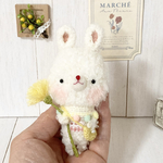 (高さ11㎝)春がきた！タンポポを持つ小さなあみぐるみうさぎちゃん(手足ワイヤー使用)(ラッピング無料)(オプションで金具付け可能)