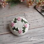 「再販」ミニ薔薇のリース刺繍のブローチ・ピンク