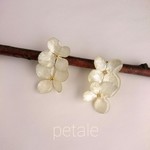 パールホワイトのお花連なるイヤリング/ピアス