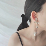 【選べるパール】 あでやかシルバーフラワー　　　　　　　ウェディング・ブライダル　痛くないイヤリングorチタンピアス　花