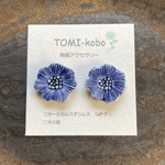 インディゴブルーのお花のピアス(陶器)／イヤリング