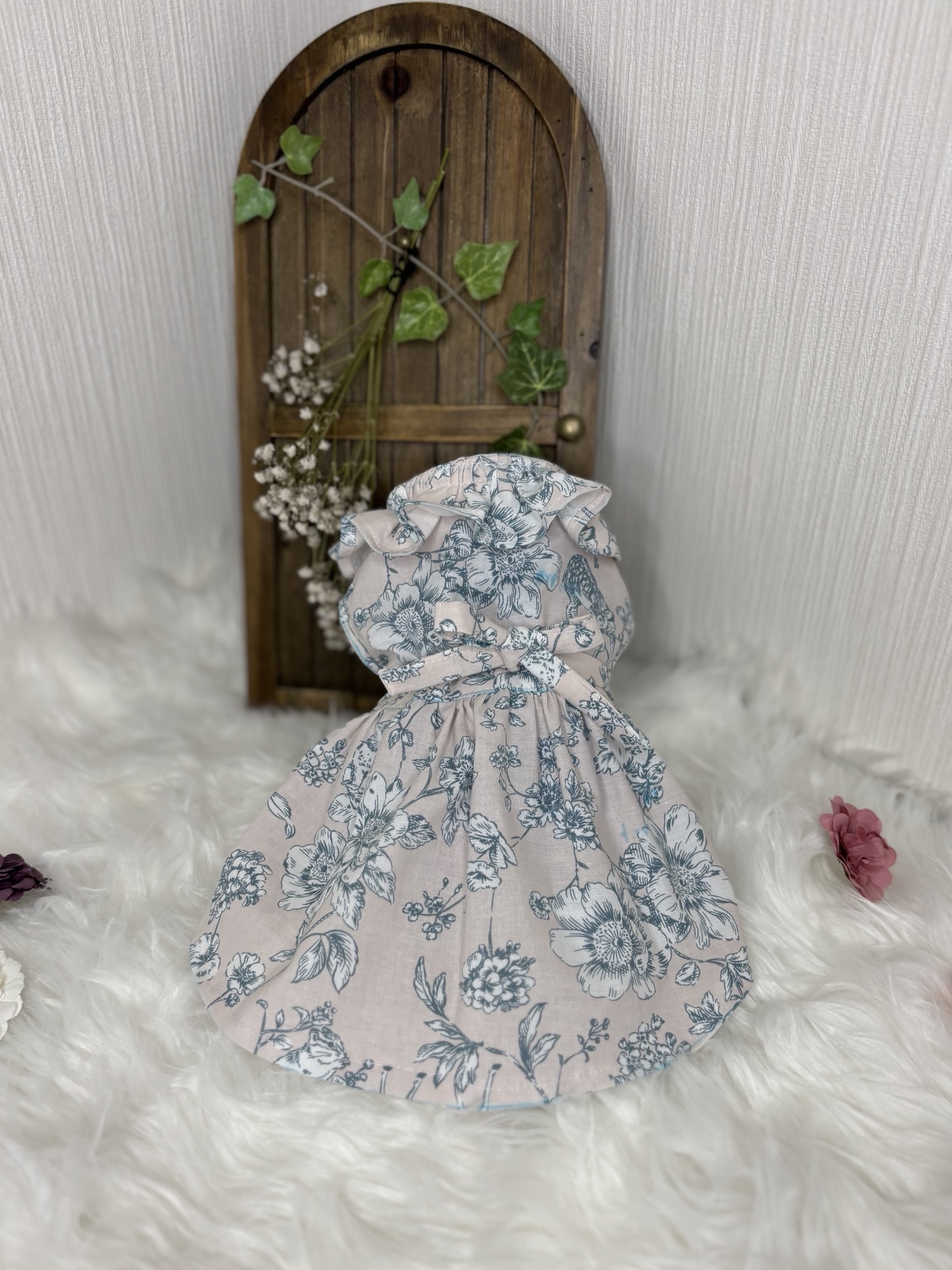ハンドメイド犬服・耳ながうさぎちゃんモチーフ付きギャザーたっぷりワンピース うさぎと鹿のトワル柄 フリル衿ワンピース（犬服） - hanebabu | minne