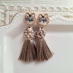 刺繍　キジトラ猫さんのゴールドビーズ×タッセル　ピアス/イヤリング
