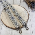 ＊インド刺繍リボン×ビーズ＊　ショルダーストラップ　ショルダーベルト　スマホストラップ　スマホショルダー  ブルー